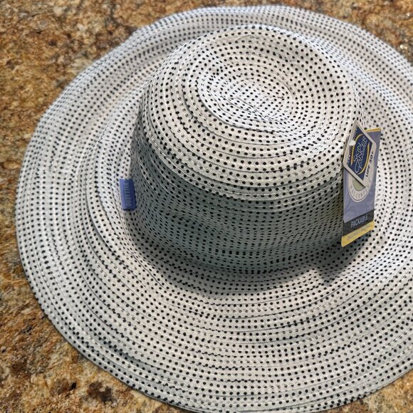 Wallaroo Scrunchie Hat - NWT - Picture 1 of 5